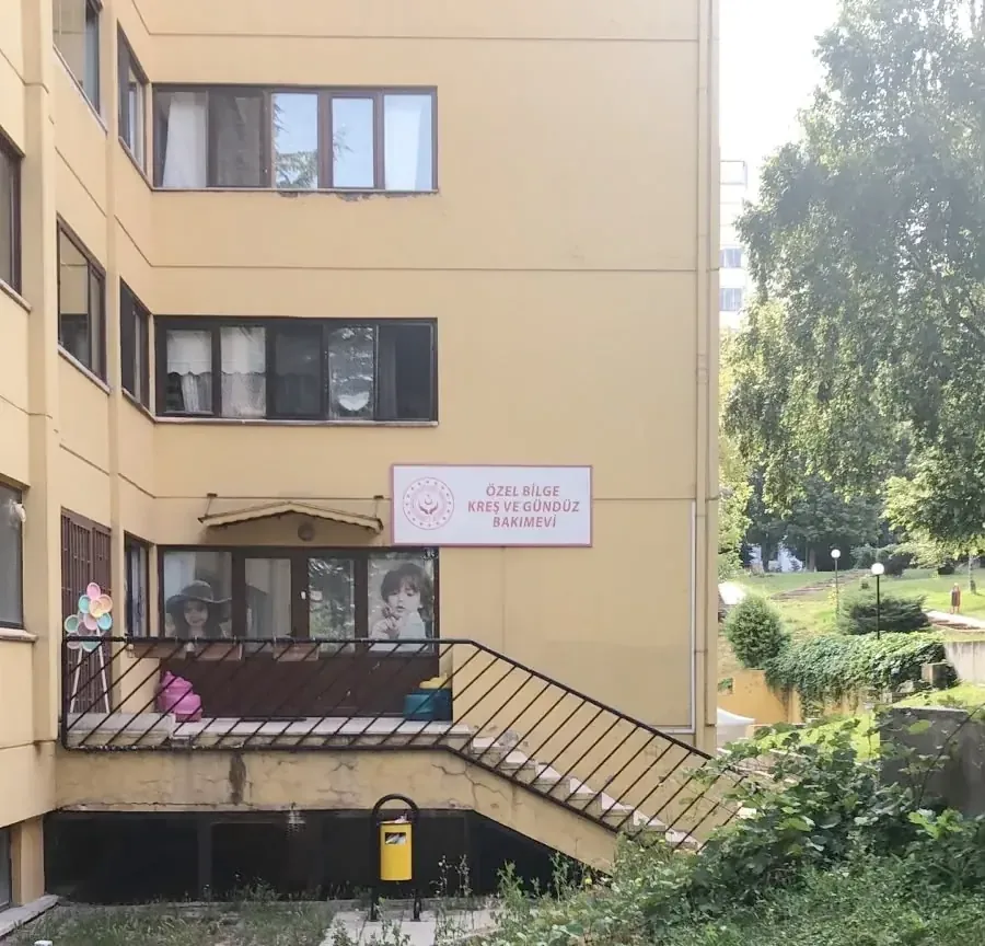 Özel Bilge Kreş ve Gündüz Bakımevi bina girişi ve tabelası